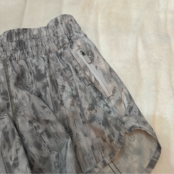 Lululemon City Breeze Alpine White Multi Tracker Short Size 6 - 51130 - Picture 8 of 13